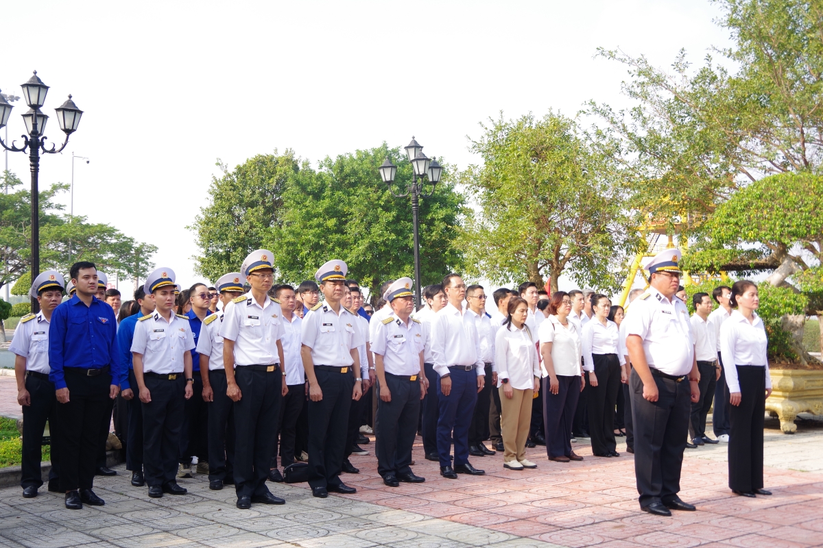 Sở Giao dịch Chứng khoán TP.HCM dâng hương tại khuôn viên văn hóa BTLVùng 2 Hải quân
