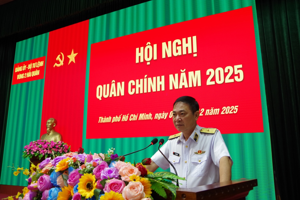  Chuẩn Đô đốc Lê Bá Quân, Đảng ủy viên Đảng ủy, Phó Tư lệnh Quân chủng Hải quân phát biểu chỉ đạo tại Hội nghị