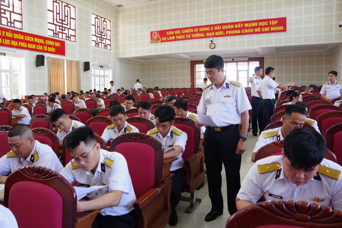 Ban giám khảo Hội thi điều hành phần thi lý thuyết của các thí sinh.