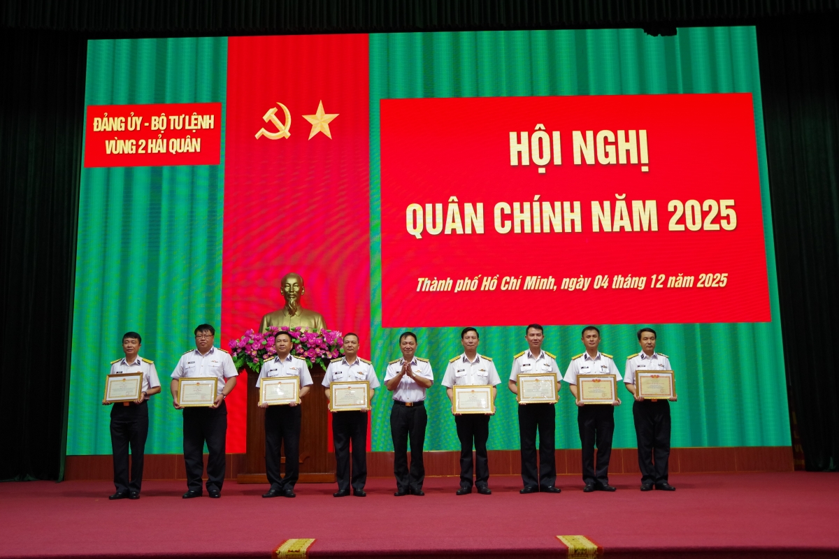  Chuẩn Đô đốc Lê Bá Quân trao thưởng các danh hiệu thi đua cho các tập thể và cá nhân thuộc Vùng 2