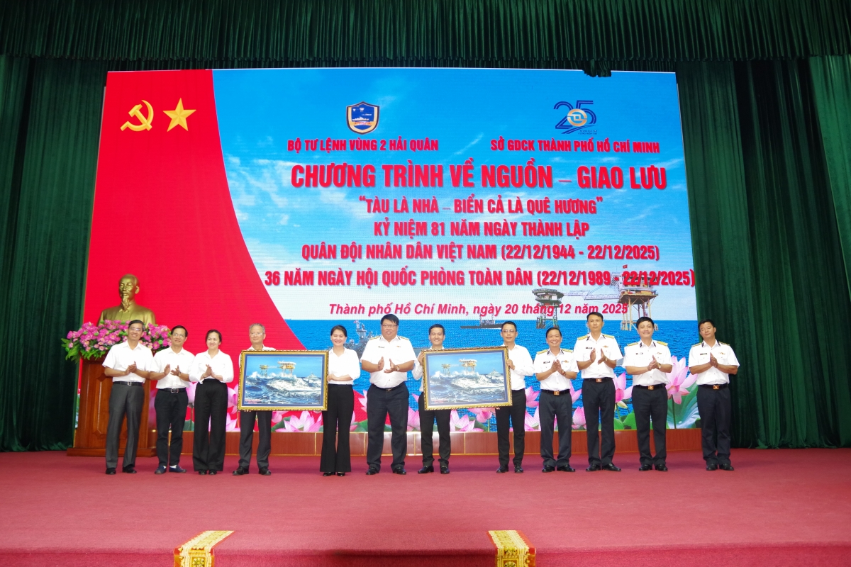 Thủ trưởng Bộ Tư lệnh Vùng 2 Hải quân  tặng quà lưu niệm cho Sở Giao dịch Chứng khoán TP.HCM