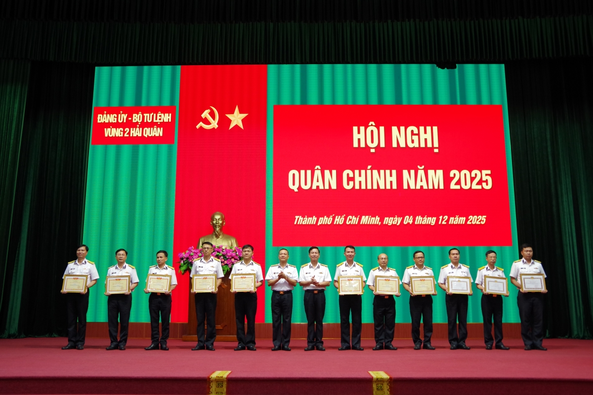 Thủ trưởng BTL Vùng 2 trao tặng các danh hiệu thi đua cho các tập thể, cá nhân có thành tích tiêu biểu, xuất sắc năm 2025