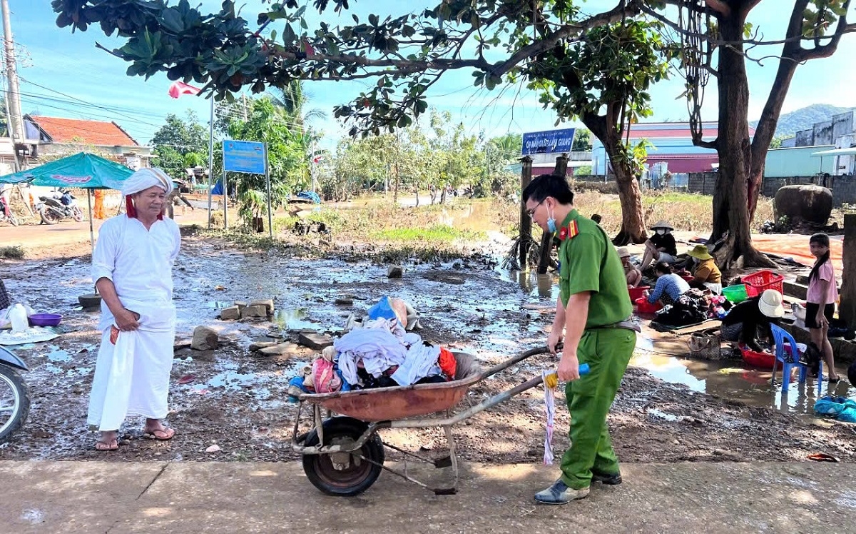 Hỗ trợ bà con khắc phục sau mưa lũ. Ảnh: C.A