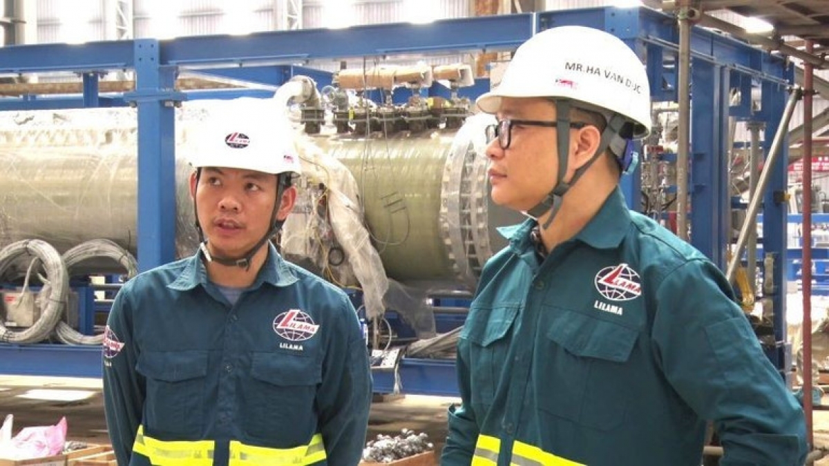 Kỹ sư Hà Văn Đức(bên phải), Đội trưởng Thi công số 2 - LILAMA được coi là “cây sáng kiến” của đơn vị, luôn tích cực tham gia thi đua lao động sáng tạo, phát huy sáng kiến cải tiến kỹ thuật._nguồn LILAMA