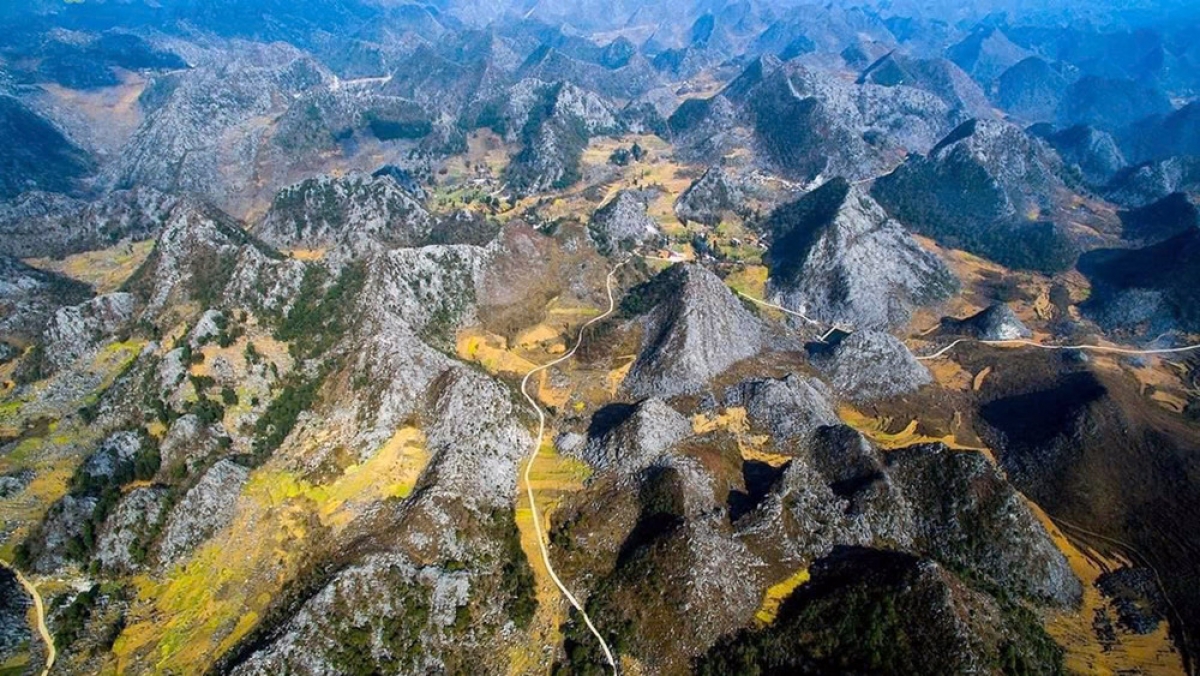 Công viên địa chất toàn cầu UNESCO Cao nguyên đá Đồng Văn nhìn từ trên cao.