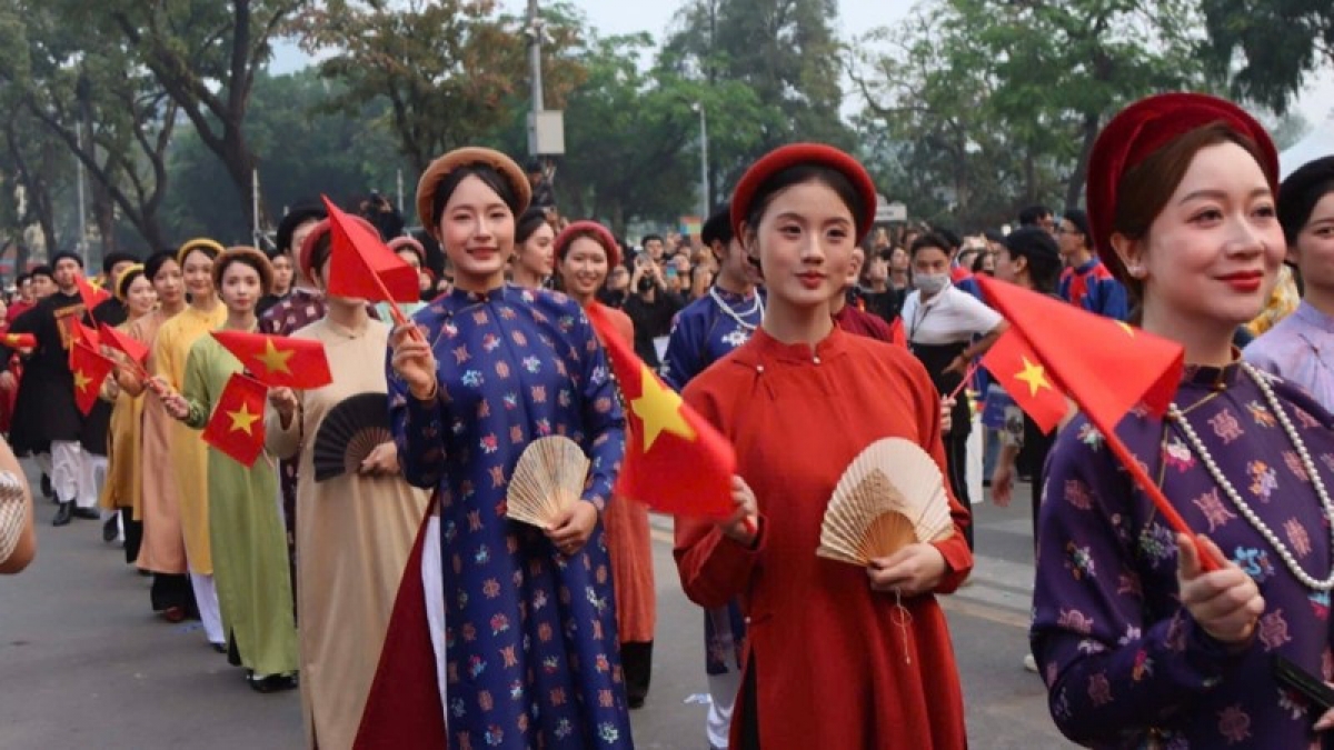 Chương trình diễu hành "Bách hoa hỷ sự" diễn ra tại phố đi bộ Hồ Hoàn Kiếm