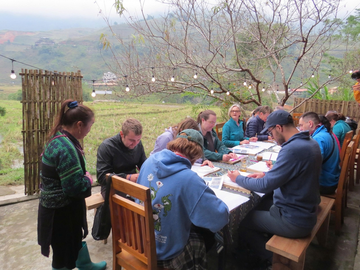 Hợp tác xã Mường Hoa thường xuyên đón các đoàn khách quốc tế đến trải nghiệm