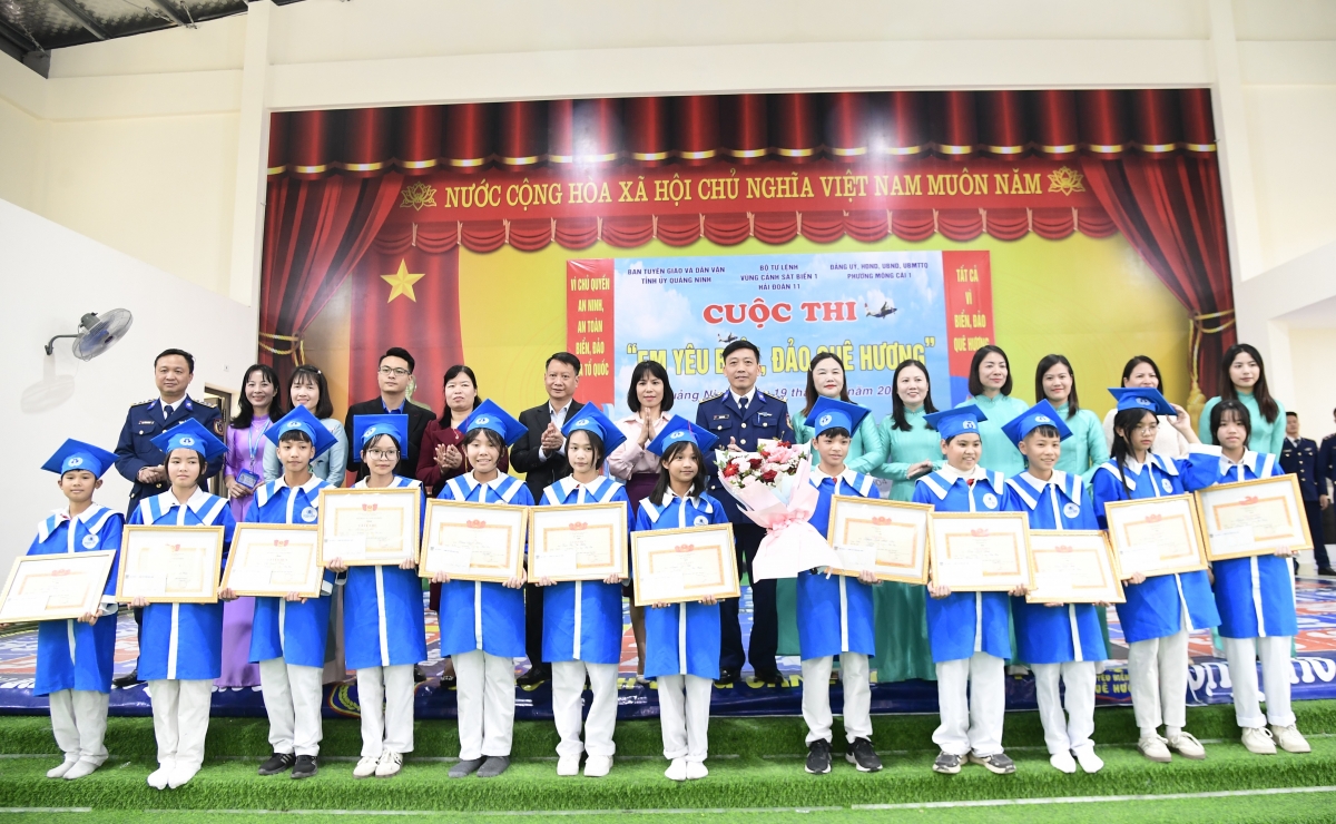 Thủ trưởng Hải đoàn 11, lãnh đạo địa phương cùng các thầy cô giáo chụp ảnh cùng các em học sinh xuất sắc trong cuộc thi