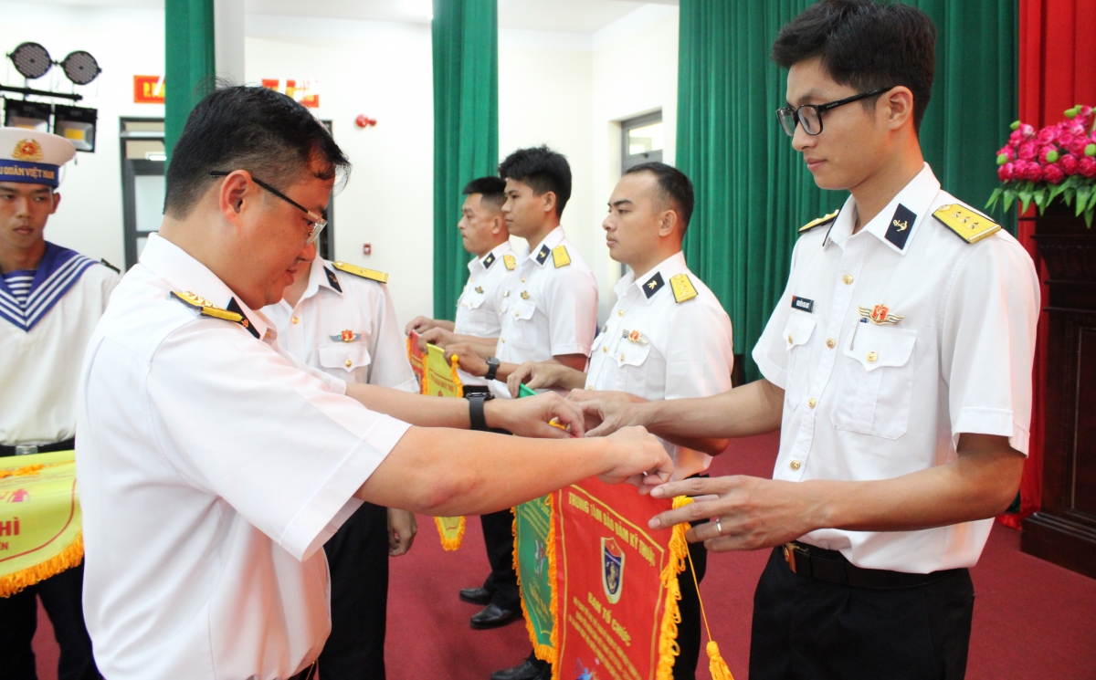 Thượng tá Nguyễn Danh An, Phó Chỉ huy trưởng – Tham mưu trưởng Trung tâm trao cờ cho đội tham gia Hội thao