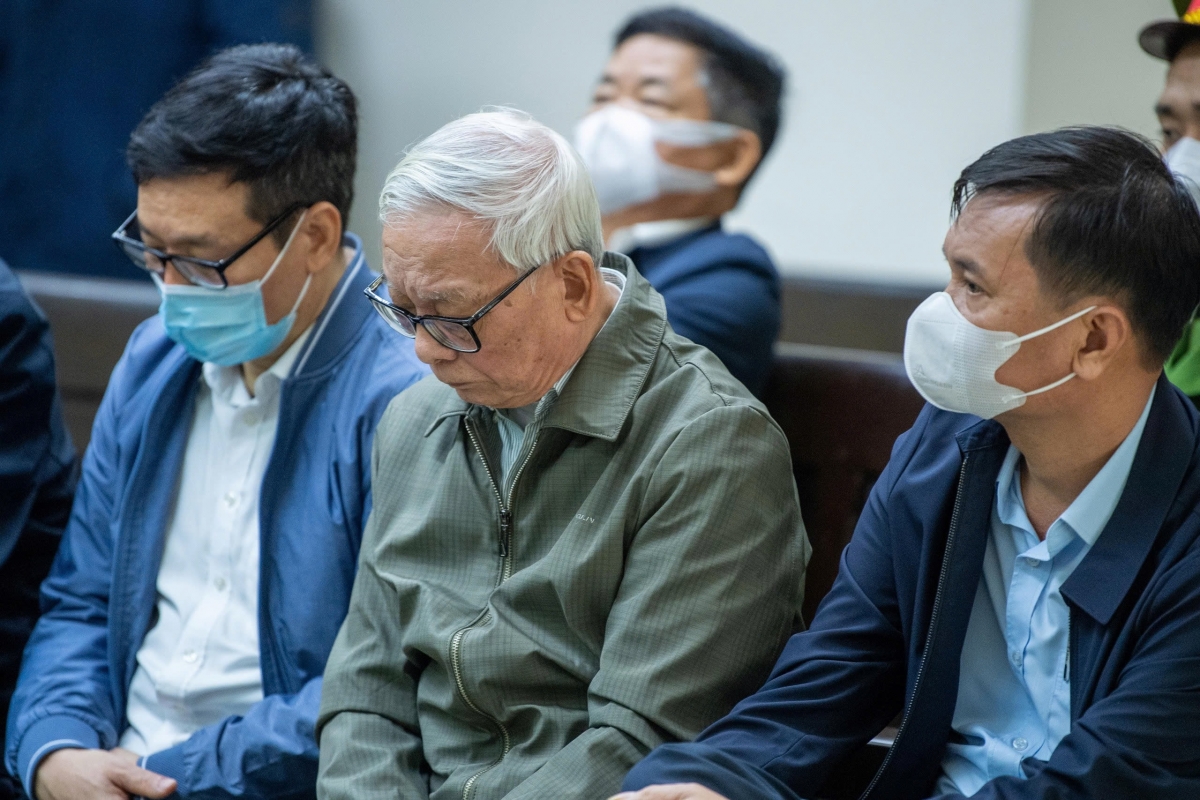 Đại diện Viện Kiểm sát cho rằng, trong quá trình giải quyết vụ án cũng như tại phiên tòa phúc thẩm, các bị cáo đều thành khẩn khai nhận hành vi phạm tội, thể hiện thái độ ăn năn, hối cải; thừa nhận việc bị khởi tố, truy tố, xét xử là đúng người, đúng tội, đúng pháp luật, không oan sai. Sau phiên toà sơ thẩm, nhiều cơ quan, tổ chức, doanh nghiệp, cán bộ, công chức và người dân nơi các bị cáo công tác, cư trú tiếp tục có văn bản, đơn đề nghị cấp phúc thẩm xem xét ghi nhận thành tích để làm căn cứ giảm nhẹ hình phạt..