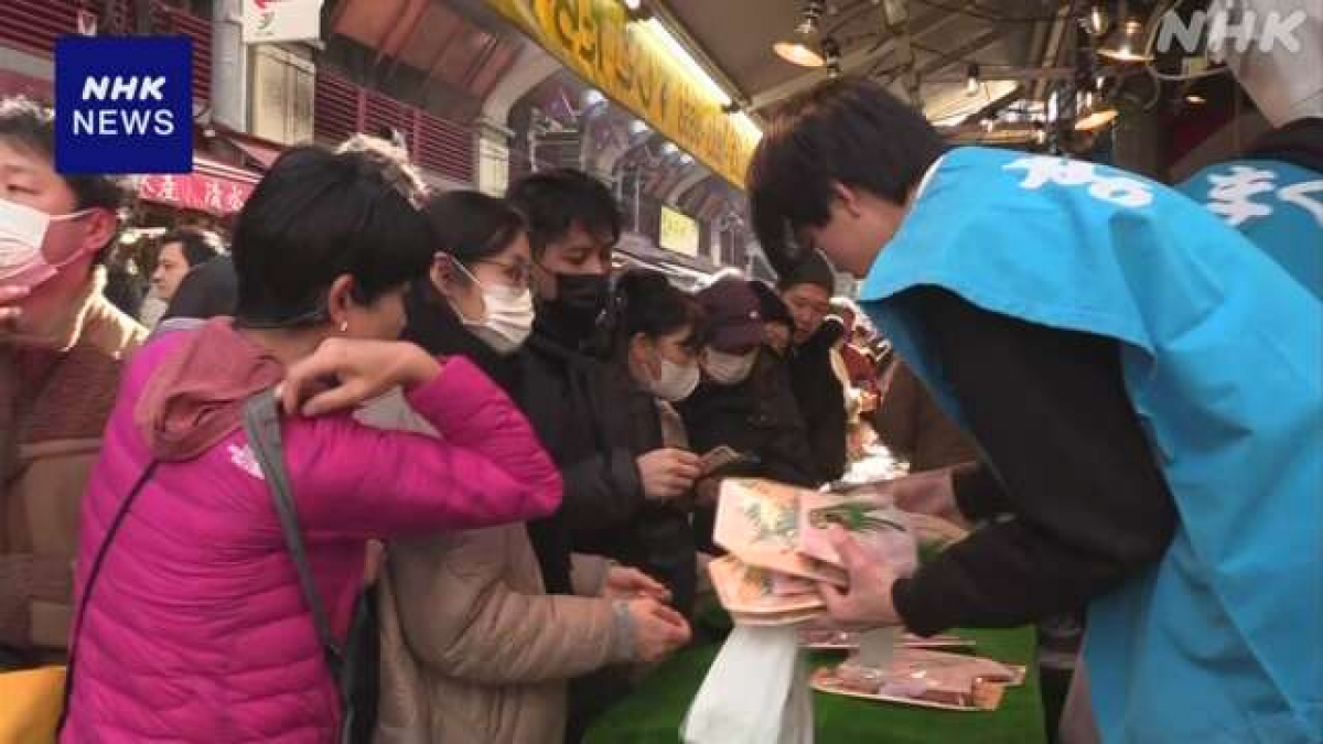 Dự kiến có khoảng 450.000 người đến khu phố Ameyoko ở Ueno để mua sẵm chuẩn bị Tết - Ảnh: NHK
