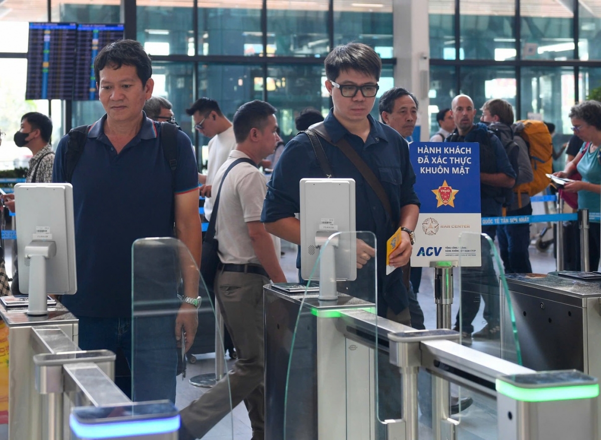 Từ nay, khách bay Vietnam Airlines không có hành lý ký gửi phải thực hiện toàn bộ quy trình thông qua VNeID hoặc kiosk tự phục vụ. Ảnh: VNA.
