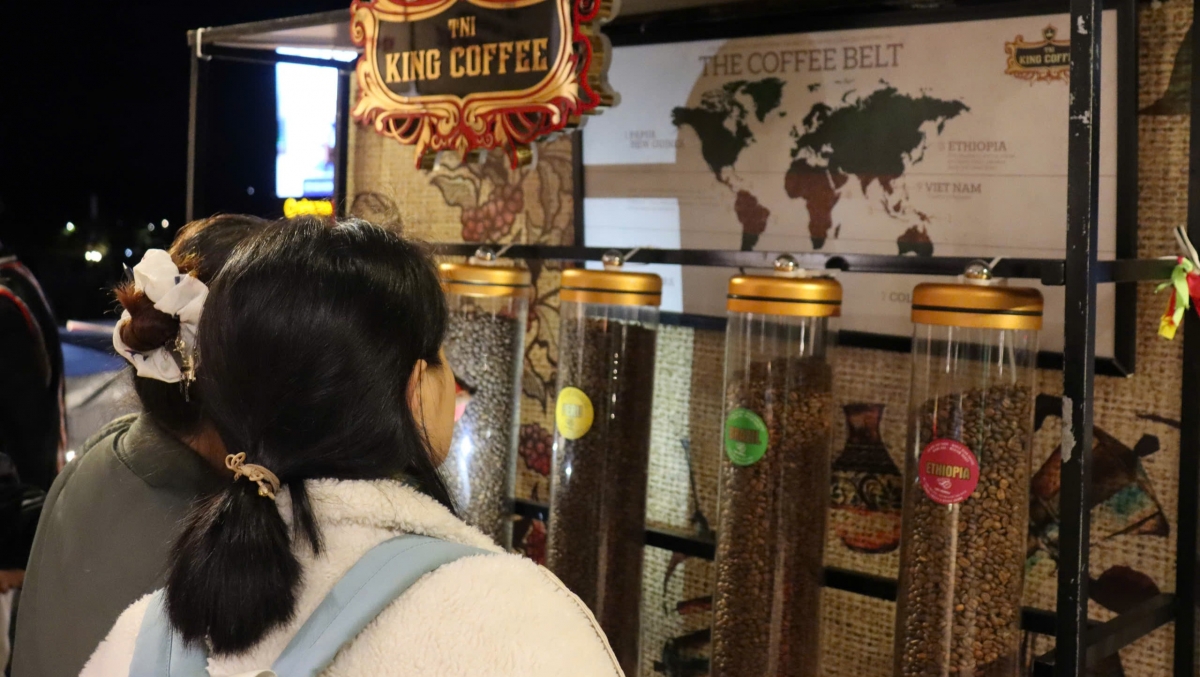 Không gian trưng bày cà phê thế giới với bản đồ “vành đai cà phê”, giới thiệu các vùng sản xuất cà phê tiêu biểu như Ethiopia, Brazil, Việt Nam… thu hút sự quan tâm của du khách.