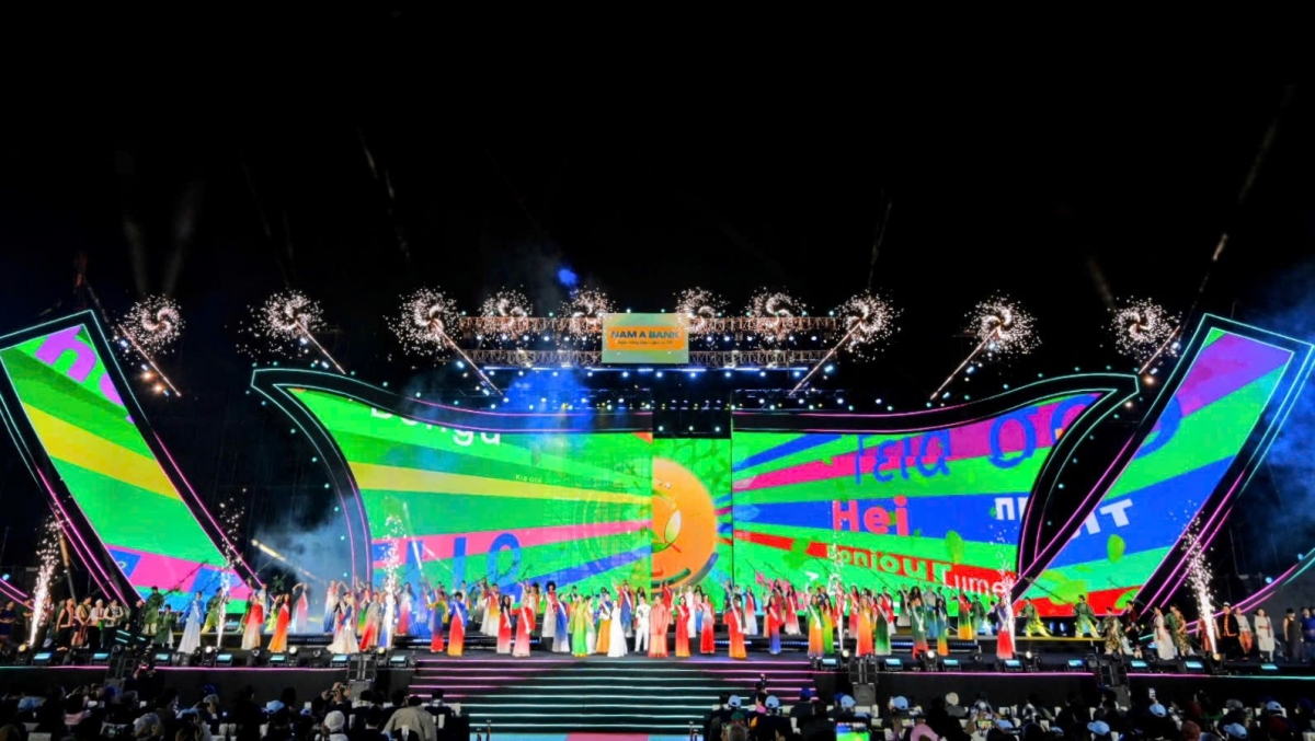 Không khí sôi động trong chương trình nghệ thuật khai mạc Lễ hội Trà Quốc tế 2025 tại Quảng trường Lâm Viên - Đà Lạt, với hiệu ứng ánh sáng và pháo hoa rực rỡ.