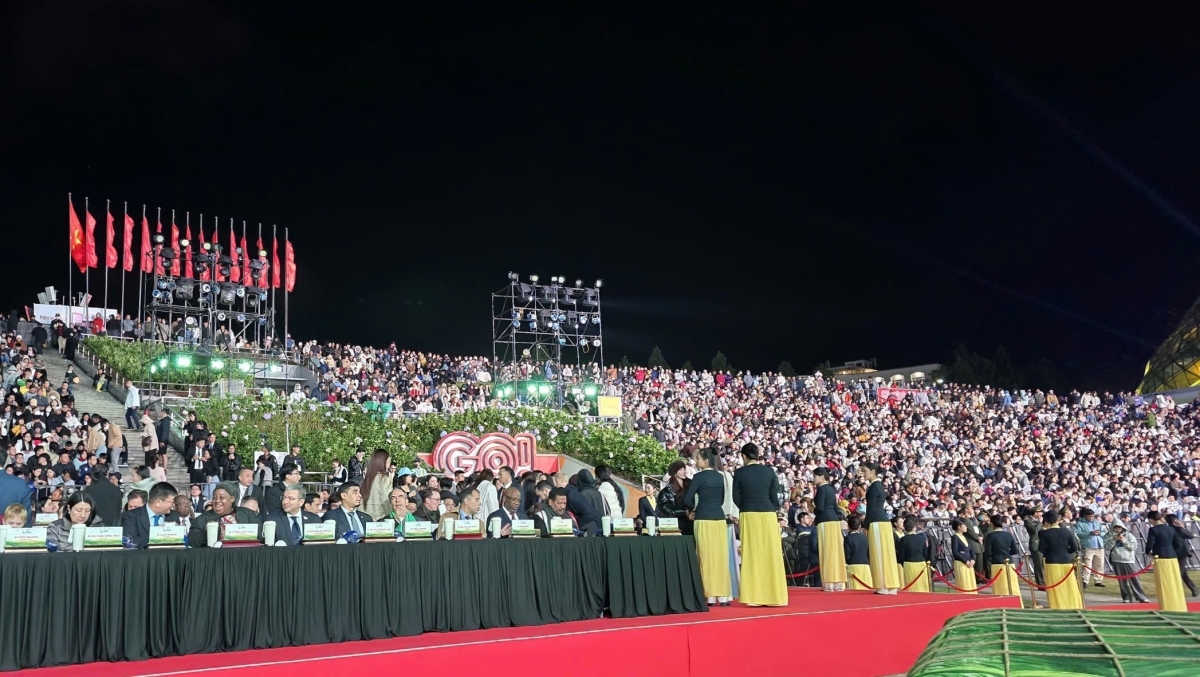 Khu vực khán đài và đại biểu quốc tế tham dự lễ khai mạc Lễ hội Trà Quốc tế 2025, thu hút hàng chục nghìn người dân và du khách.