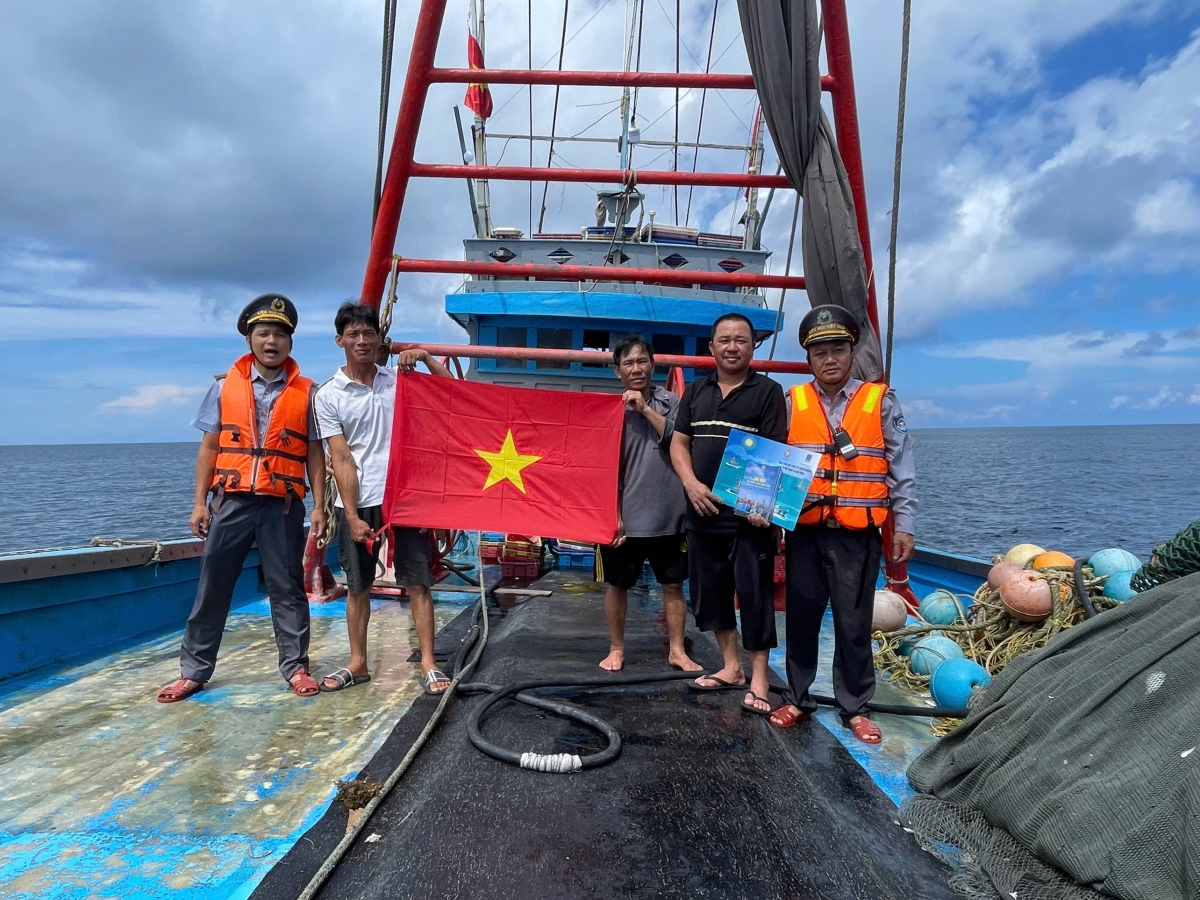 Lực lượng Kiểm ngư tặng cờ tổ quốc và tờ rơi tuyển truyền biển, đảo, Luật thủy sản cho ngư dân