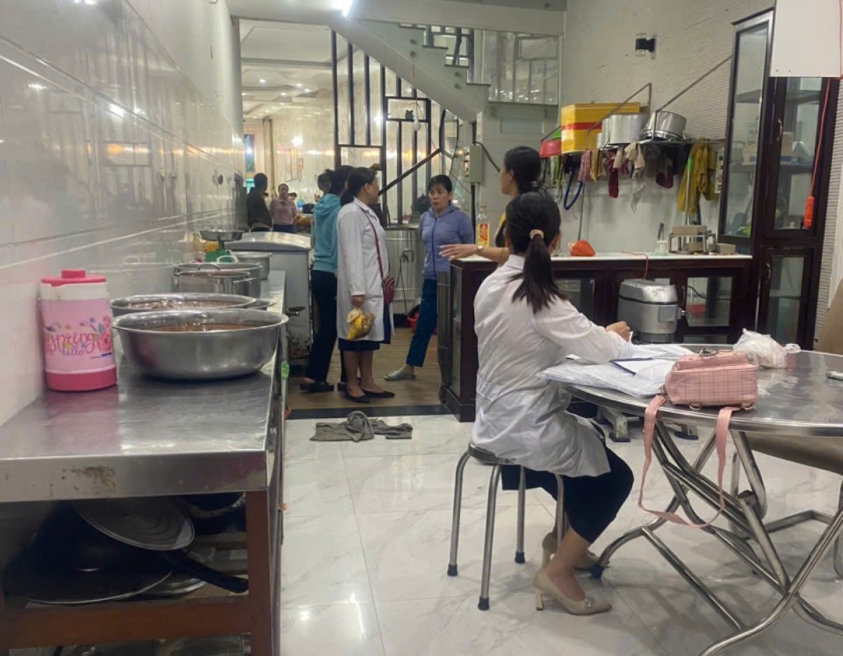 Lực lượng chức năng tỉnh Quảng Ngãi kiểm tra tại cơ sở sản xuất nem, chả.