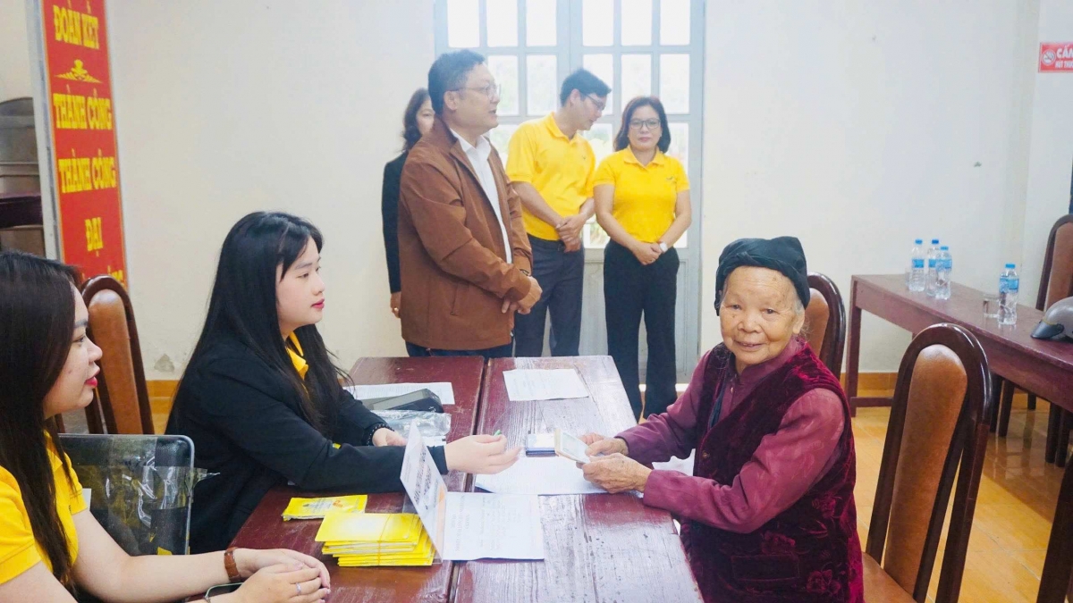 Lãnh đạo BHXH Lâm Đồng kiểm tra, thăm hỏi tình hình người dân tại một điểm chi trên địa bàn