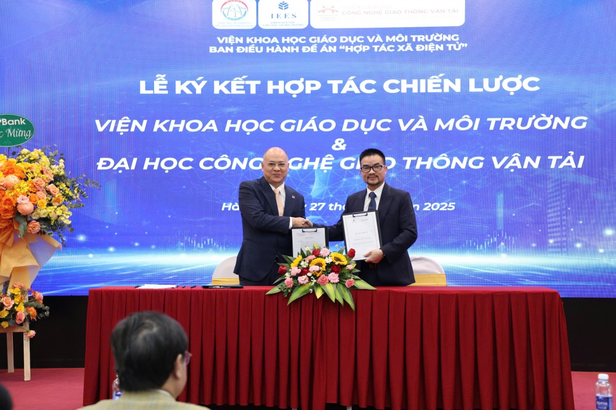 Lễ ký kết hợp tác chiến lược giữa Viện Khoa học giáo dục và Môi trường với Trường Đại học Công nghệ Giao thông Vận tải