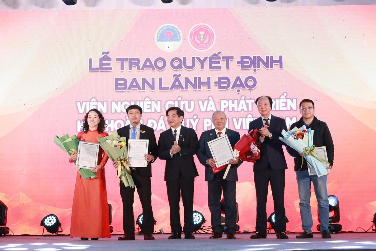 Lễ trao quyết định Ban lãnh đạo Viện Nghiên cứu và Phát triển Kim hoàn – Đá quý PINI Việt Nam