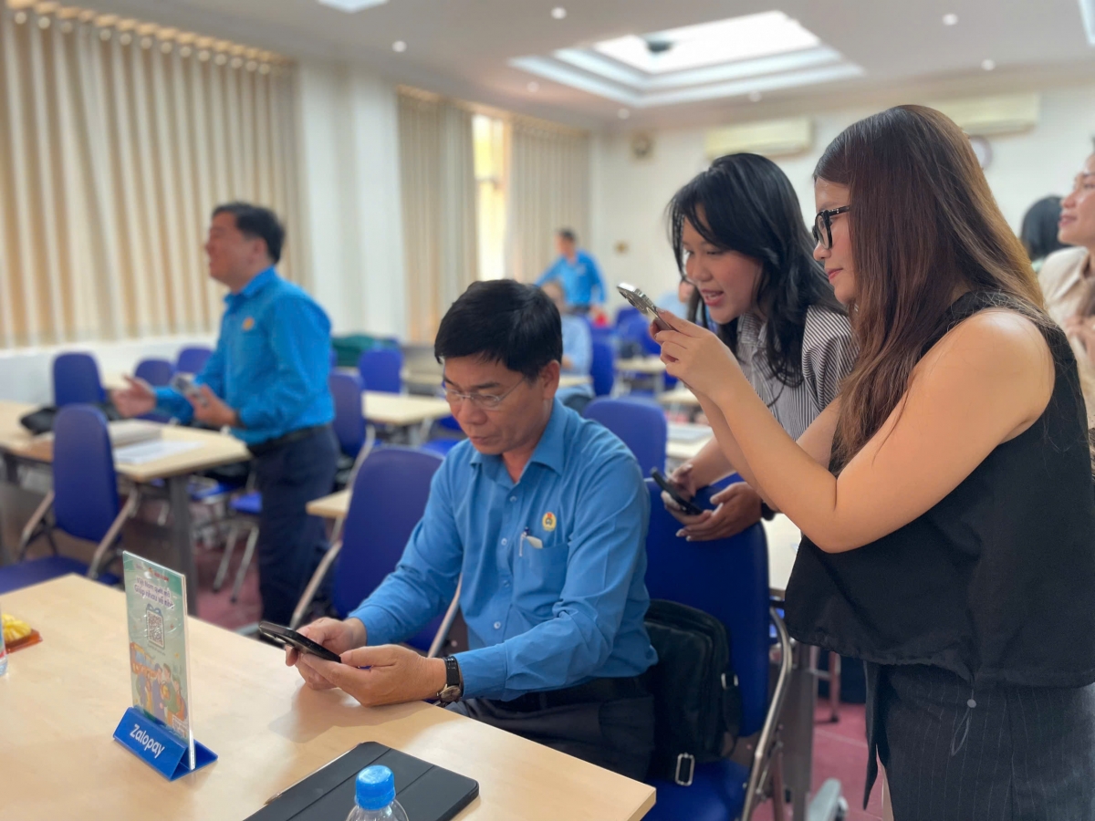 Liên đoàn Lao động TP.HCM kêu gọi cộng đồng cùng quét mã ủng hộ để mua vé về Tết cho công nhân khó khăn xa quê (Ảnh Kim Dung)