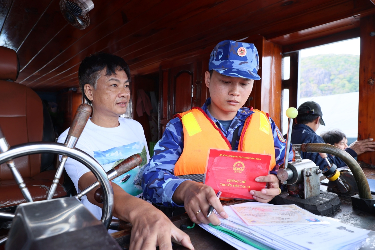 Lực lượng Cảnh sát biển kiểm tra hành chính trên biển