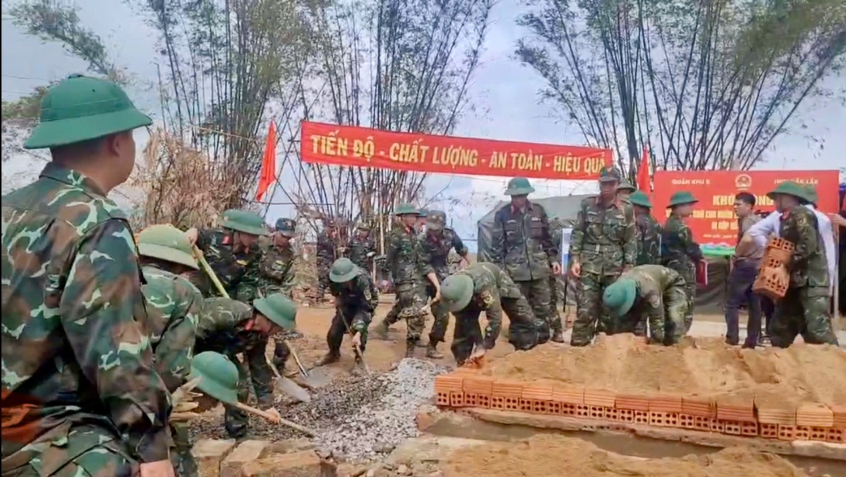 Lực lượng Bộ đội các quân, binh chủng của Bộ Quốc phòng, của Quân khu 5 và Bộ đội địa phương sẽ triển khai xây dựng hơn 400 căn nhà giúp người dân vùng lũ 3 tỉnh Đắk Lắk, Khánh Hoà và Gia Lai.