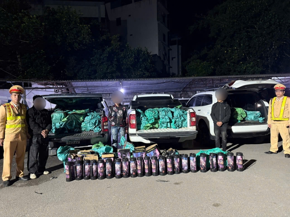Lực lượng Cảnh sát giao thông phát hiện 360 bình khí cười vận chuyển trái phép.