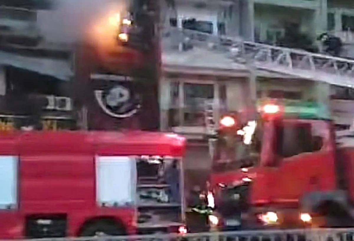 Lực lượng chức năng tới hiện trường dập tắt đám cháy (Ảnh: Cắt từ video)