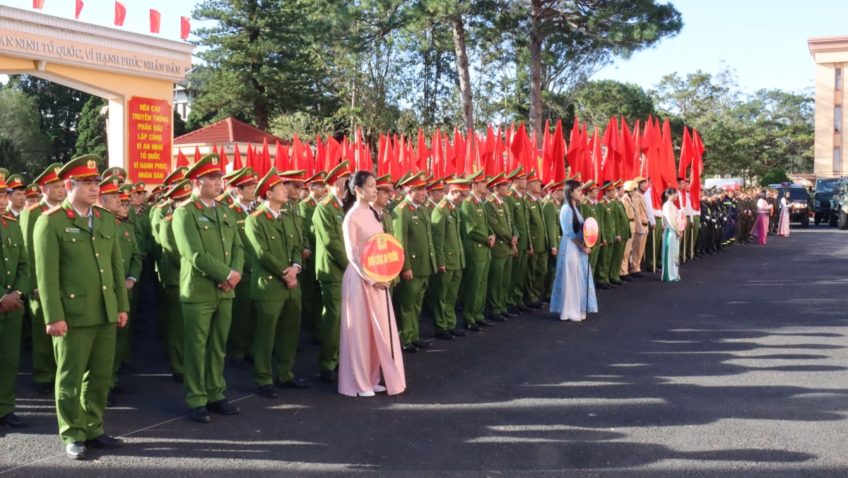 Lực lượng Công an Lâm Đồng tập trung dự Lễ ra quân đợt cao điểm tấn công, trấn áp tội phạm, bảo đảm an ninh trật tự dịp Tết và các sự kiện lớn năm 2026.