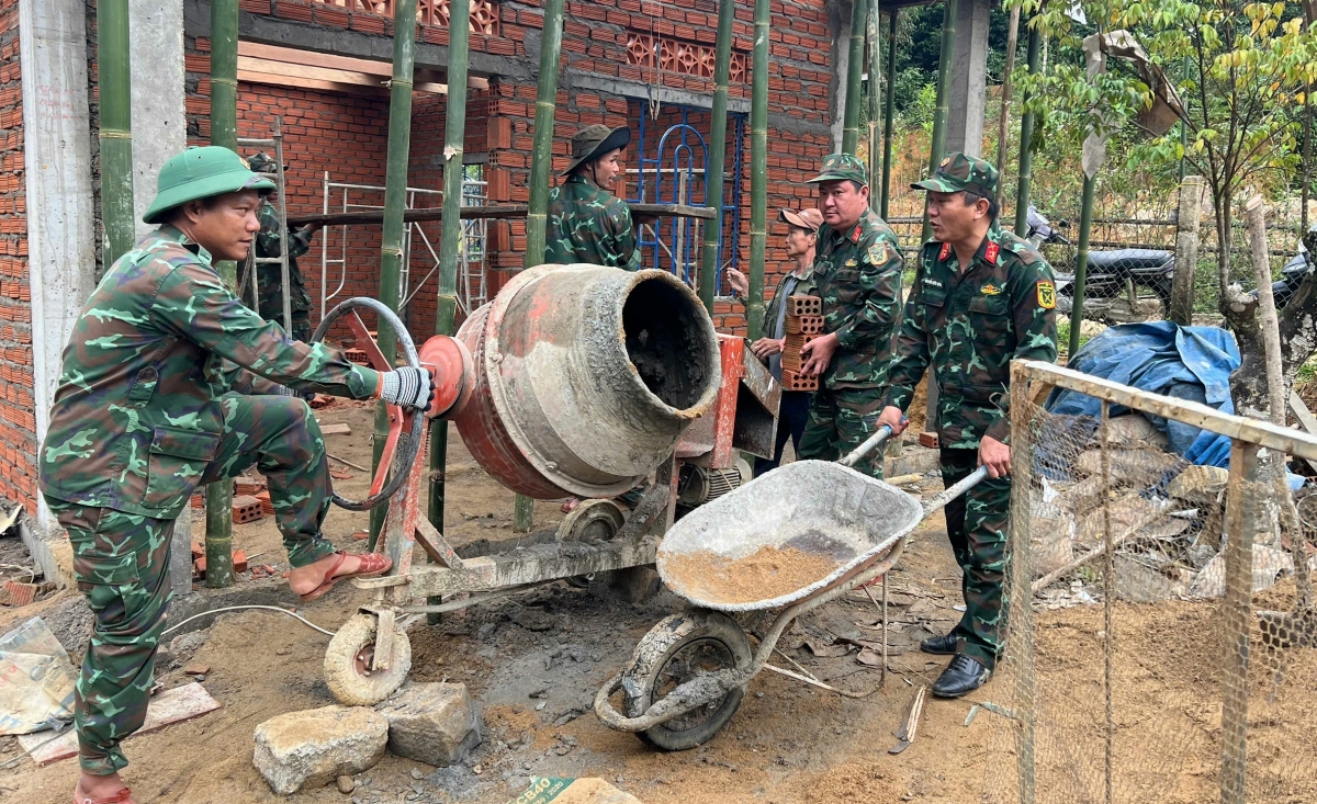 Lực lượng quân đội hỗ trợ xây dựng nhà giúp dân vùng thiên tai tỉnh Quảng Ngãi.