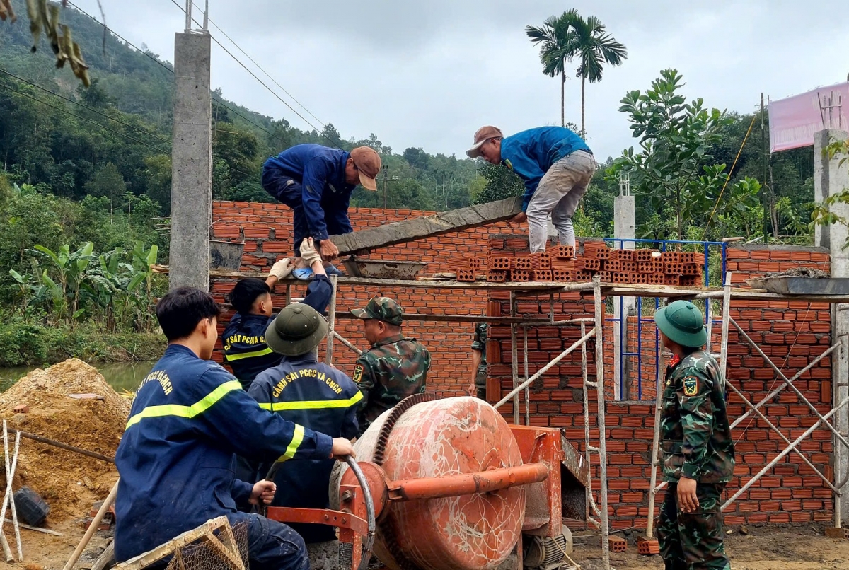 Lực lượng vũ trang tỉnh Quảng Ngãi xây dựng nhà giúp dân.