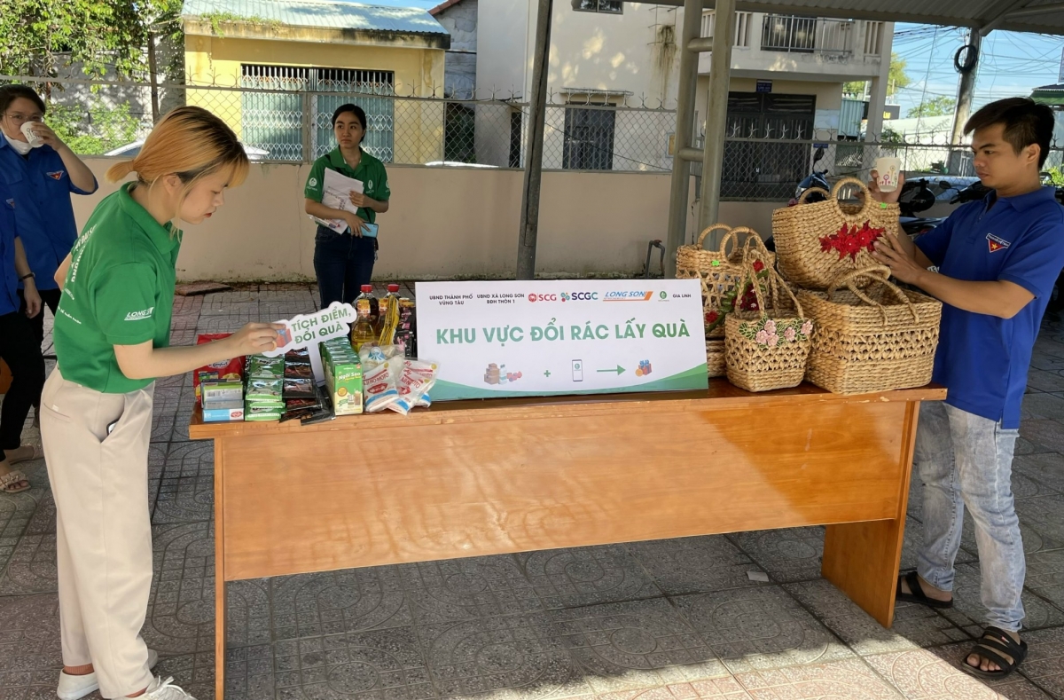 Mô hình đổi rác lấy quà ở xã Long Sơn, TPHCM