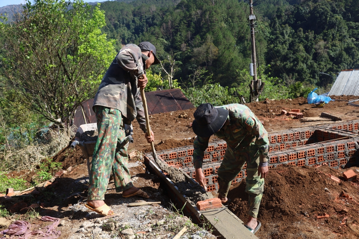 Một ngôi nhà ở miền núi Quảng Ngãi đang được xây dựng.