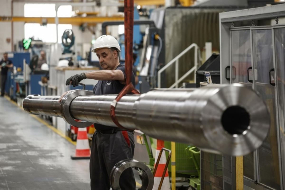 Nhân viên kiểm tra bộ phận của pháo tự hành Caesar tại nhà máy của Liên doanh Pháp-Đức KNDS ở Bourges, Pháp. Ảnh: euractiv.com