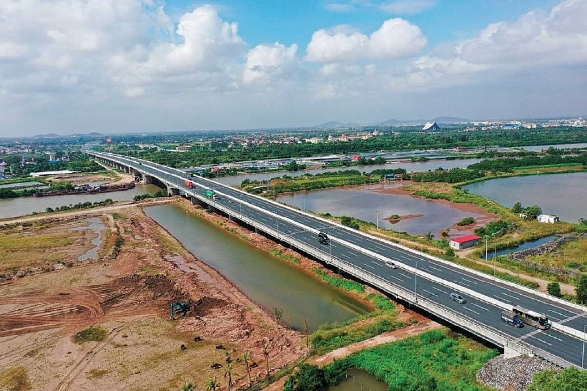 Triển khai gói tín dụng 500 nghìn tỷ đồng đầu tư hạ tầng điện, giao thông, công nghệ chiến lược