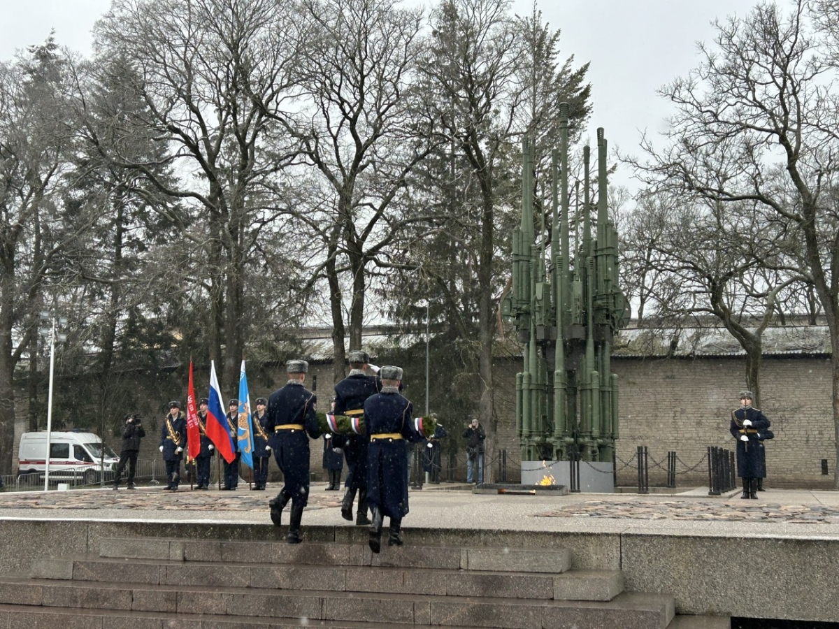 Nghi thức đặt Vòng nguyệt quế vinh quang quân đội
