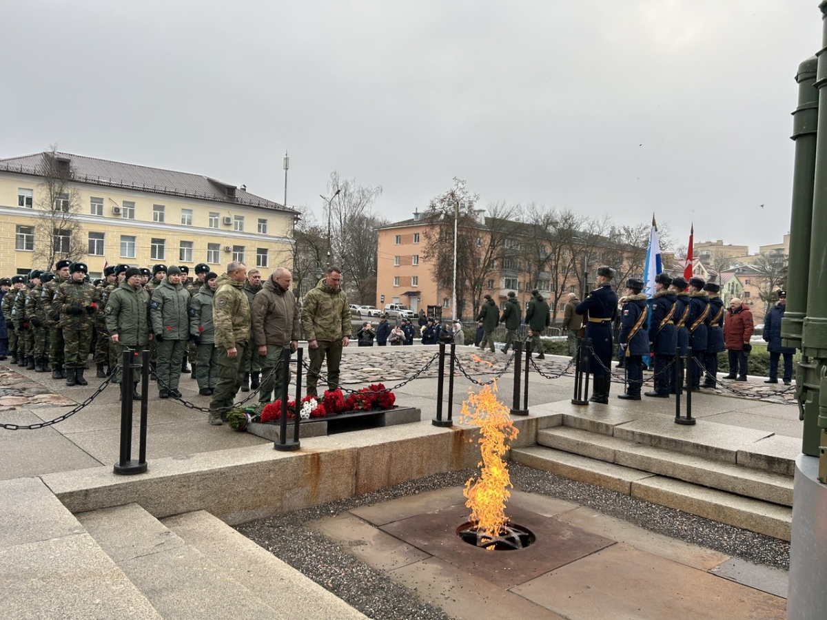 Các cưu chiến binh thực hiện nghi thức đặt hoa