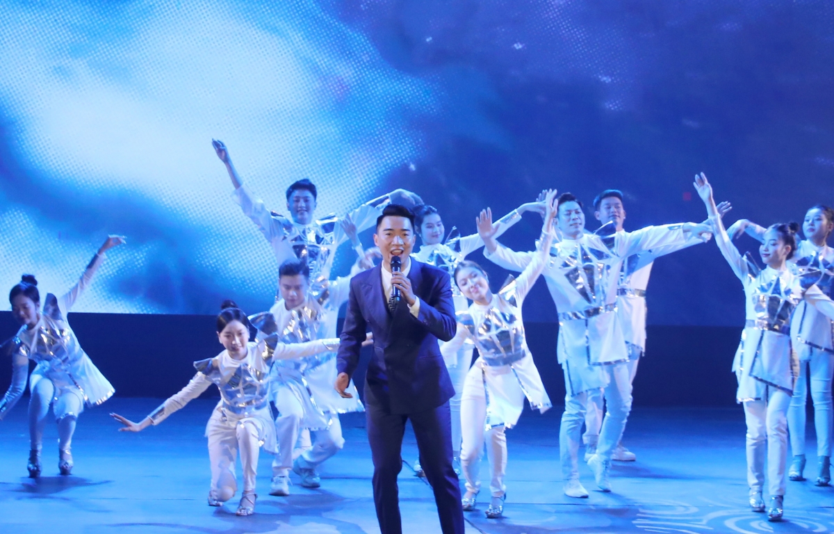 Các nghệ sĩ trình diễn các ca khúc mang chủ đề hưởng ứng qui định về phòng chống tác hại của thuốc lá tại Lễ vinh danh