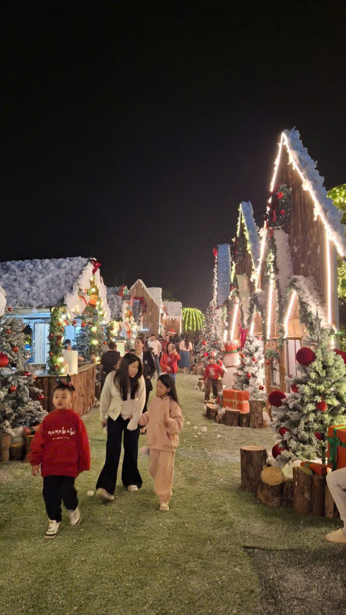 Ngôi làng Giáng Sinh mang đậm phong cách Âu