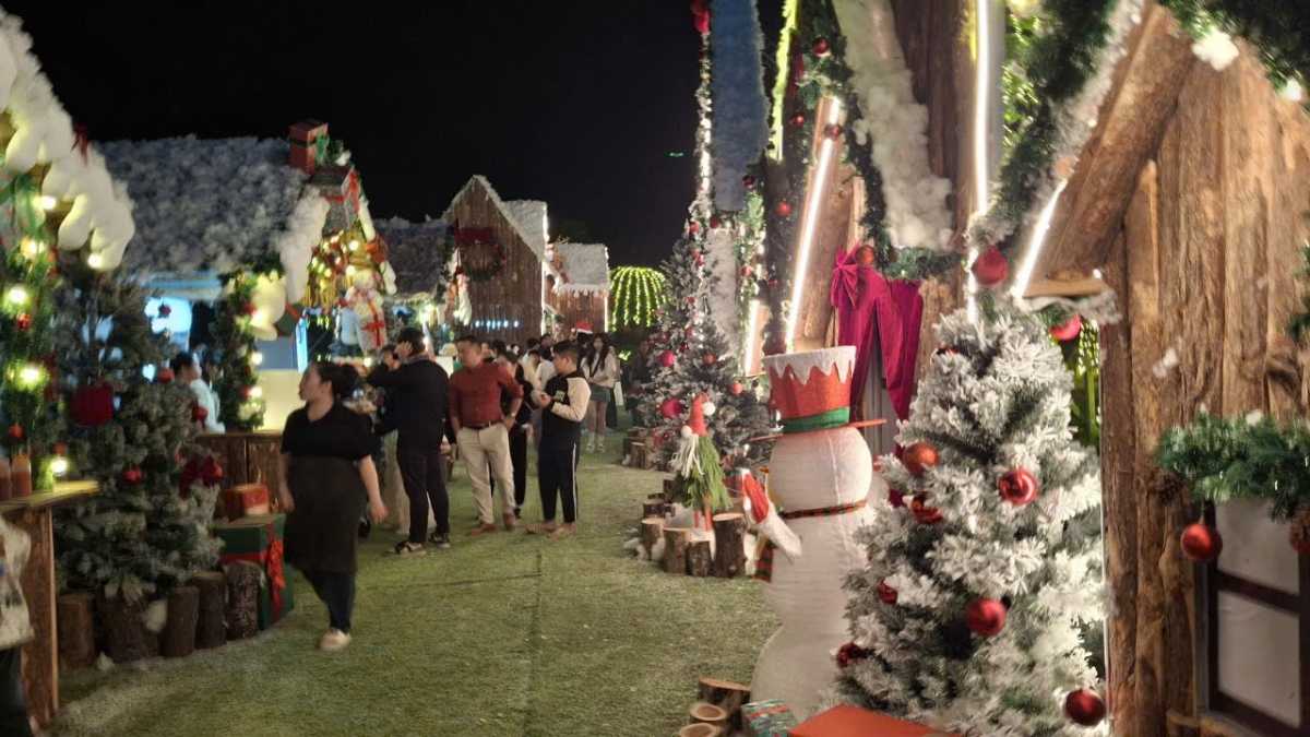 Đông đảo du khách đến giao lưu cũng người dân địa phương