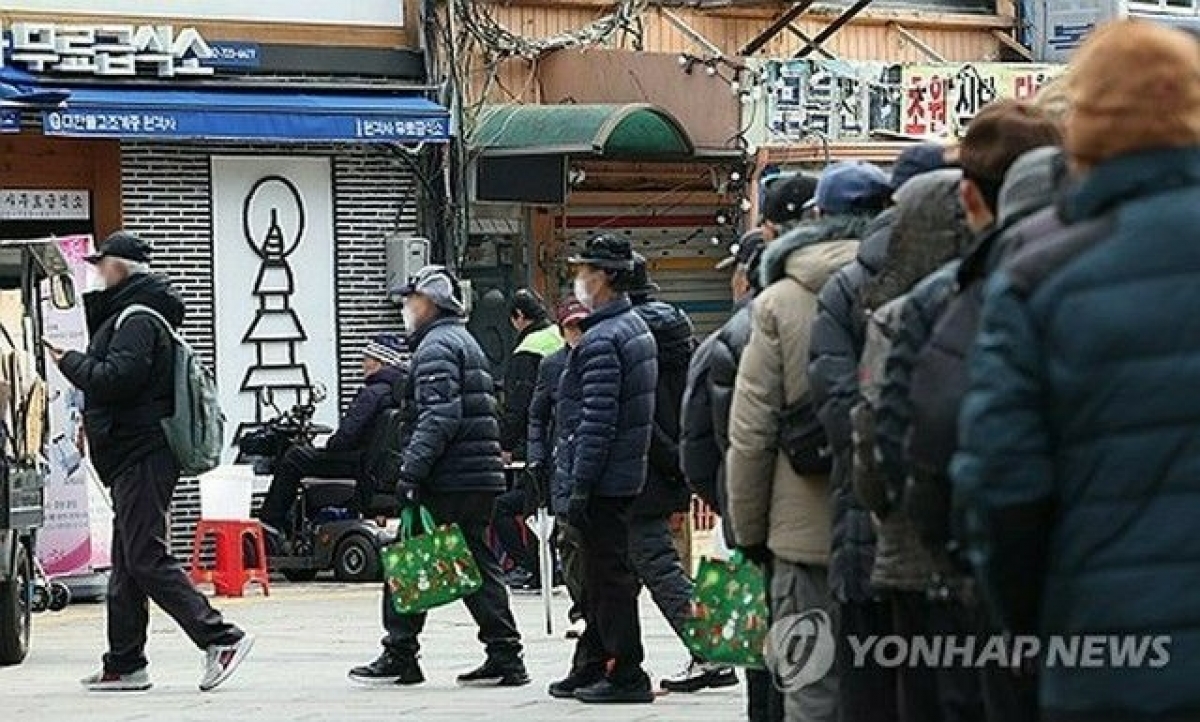 Người cao tuổi Hàn Quốc xếp hàng để nhận khẩu phần ăn miễn phí (ảnh Yonhap News)