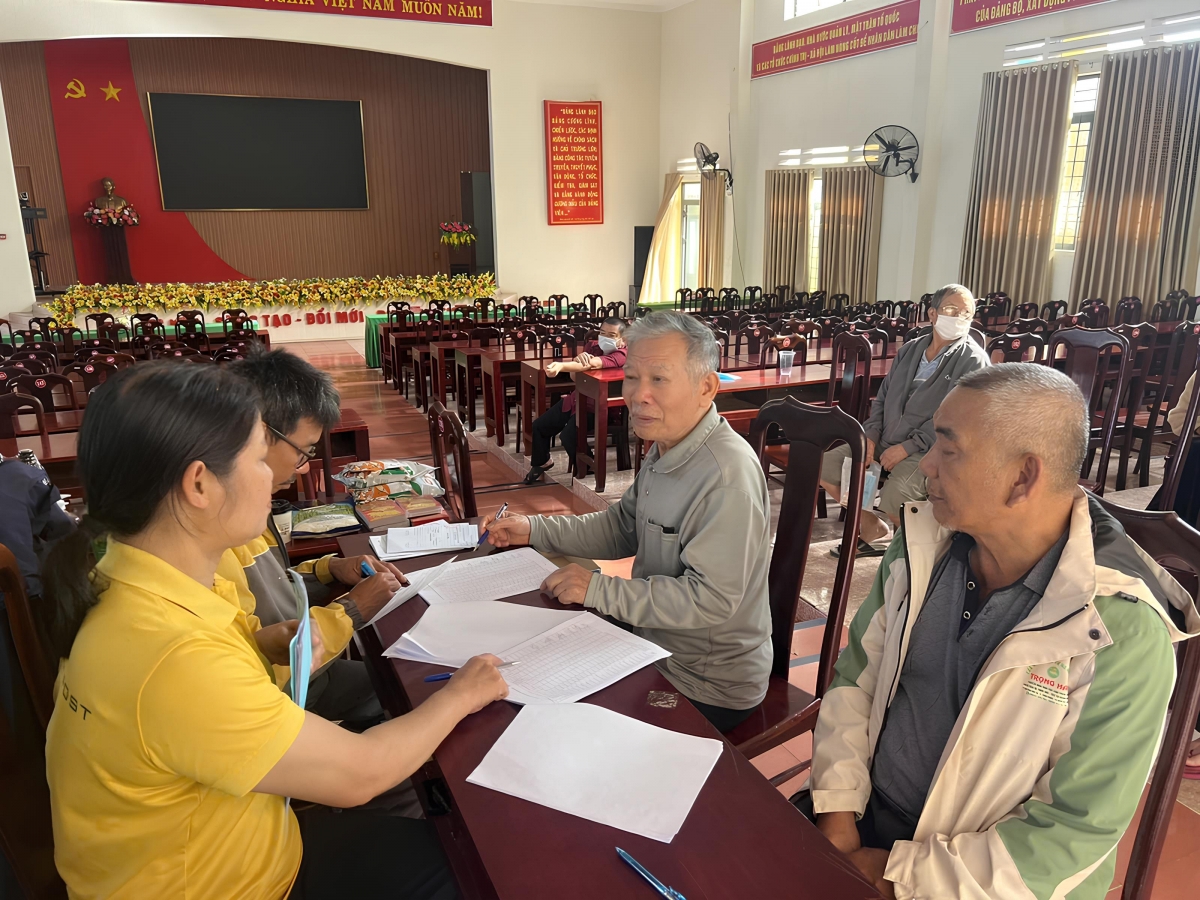 Nhân viên Bưu điện tận tình hướng dẫn người dân tại các điểm chi trả 