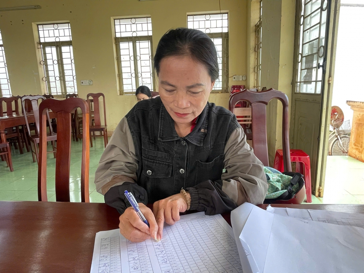 Người dân có mặt từ sớm để nhận lương hưu gộp 3 tháng