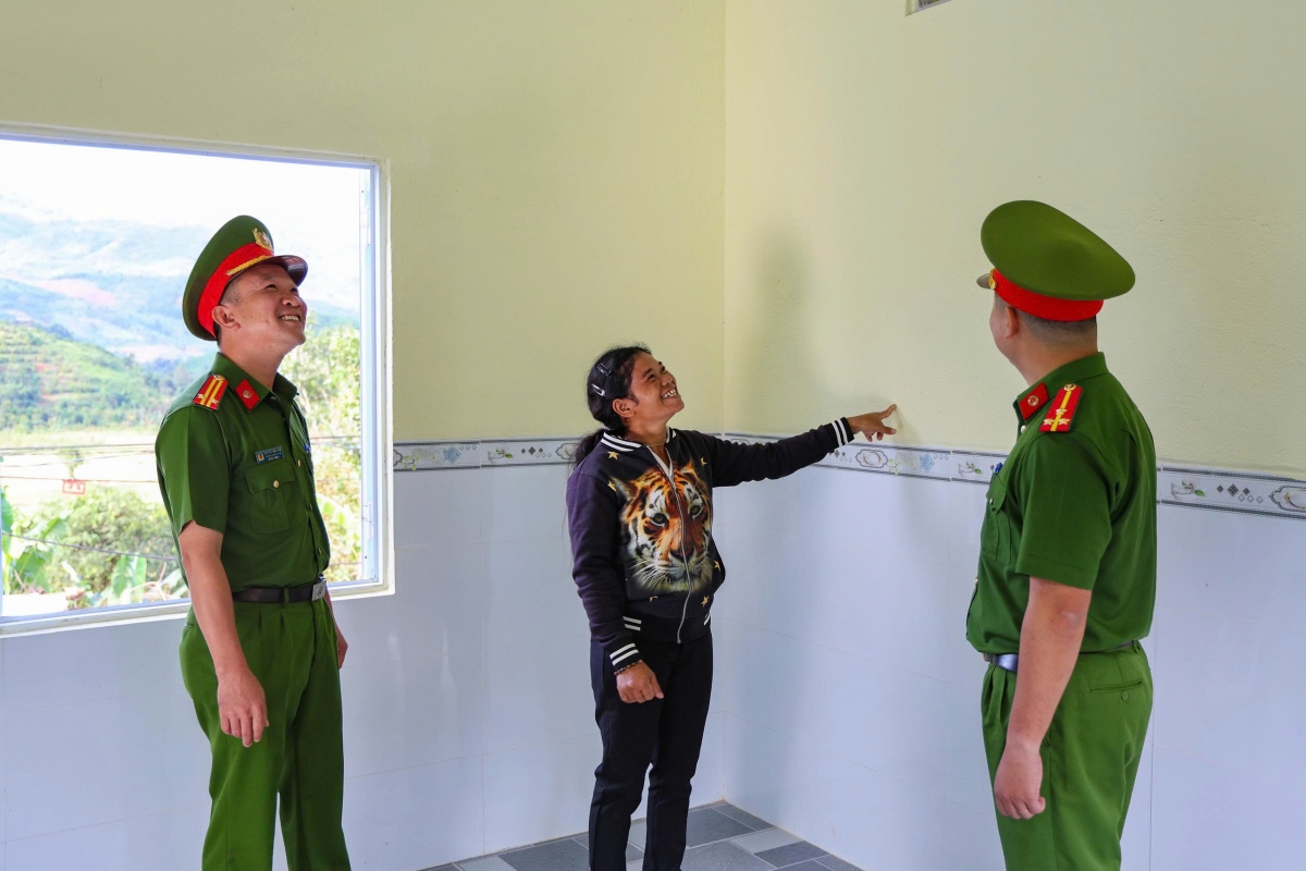 Người dân vui mừng khi được nhận nhà mới