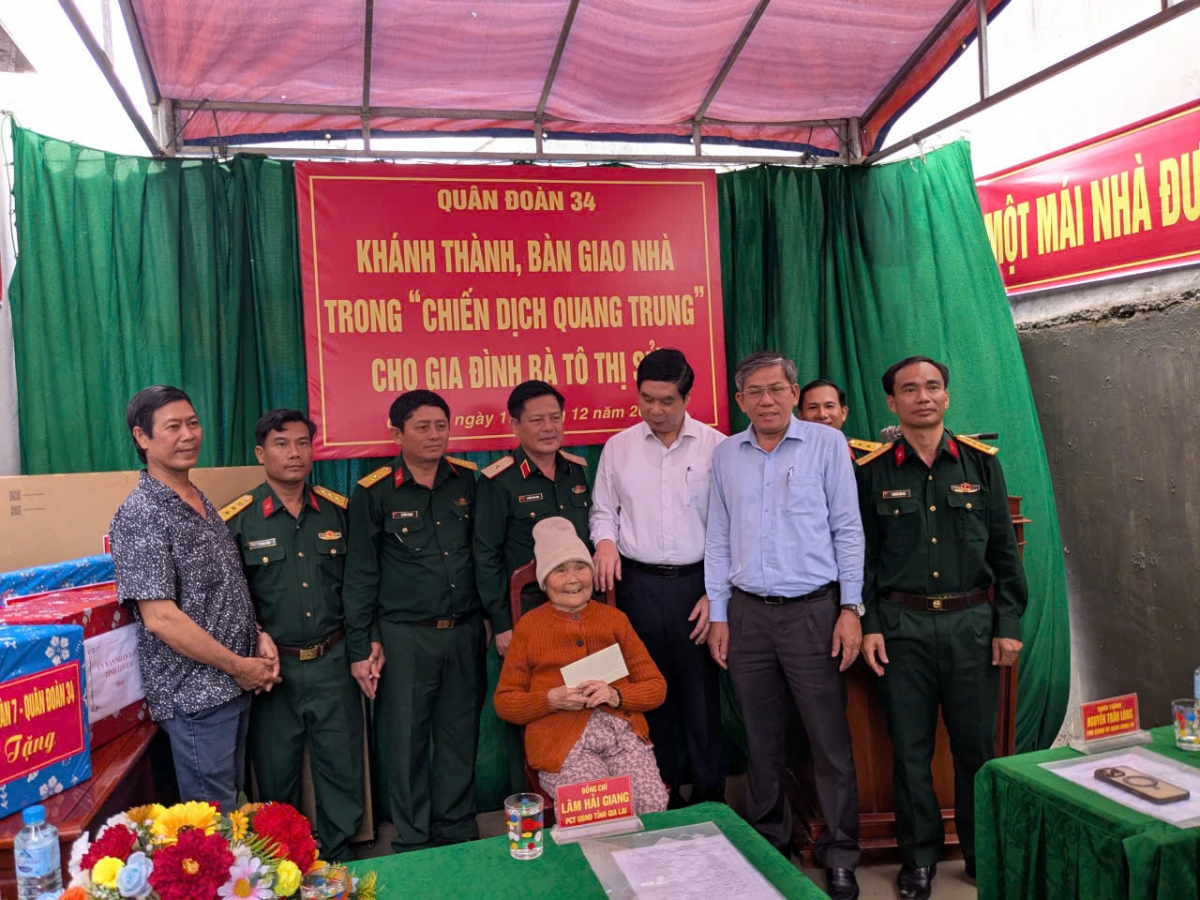 Quân đoàn 34 và lãnh đạo tỉnh Gia Lai trao quà tặng bà Tô Thị Sửa.
