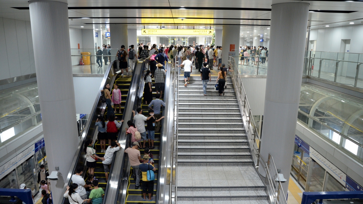 Nhiều người dân đã chọn metro làm phương tiện di chuyển chính.