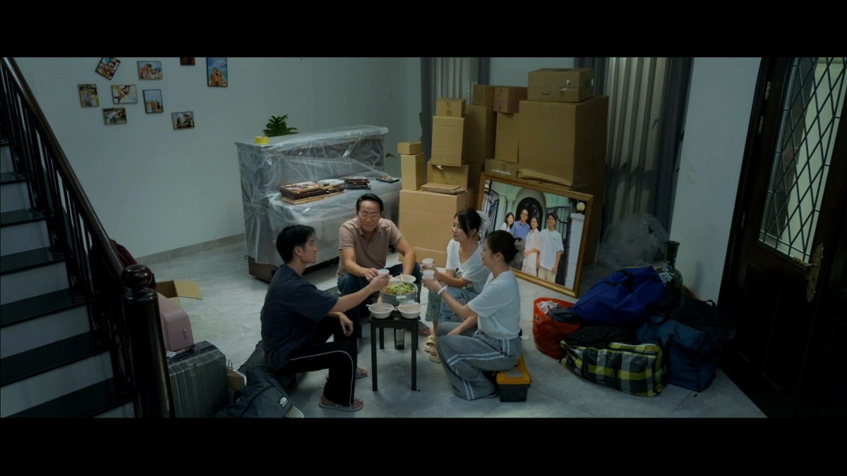 Những cảnh tượng trong gia đình hiện đại được dàn dựng tái hiện chân thực