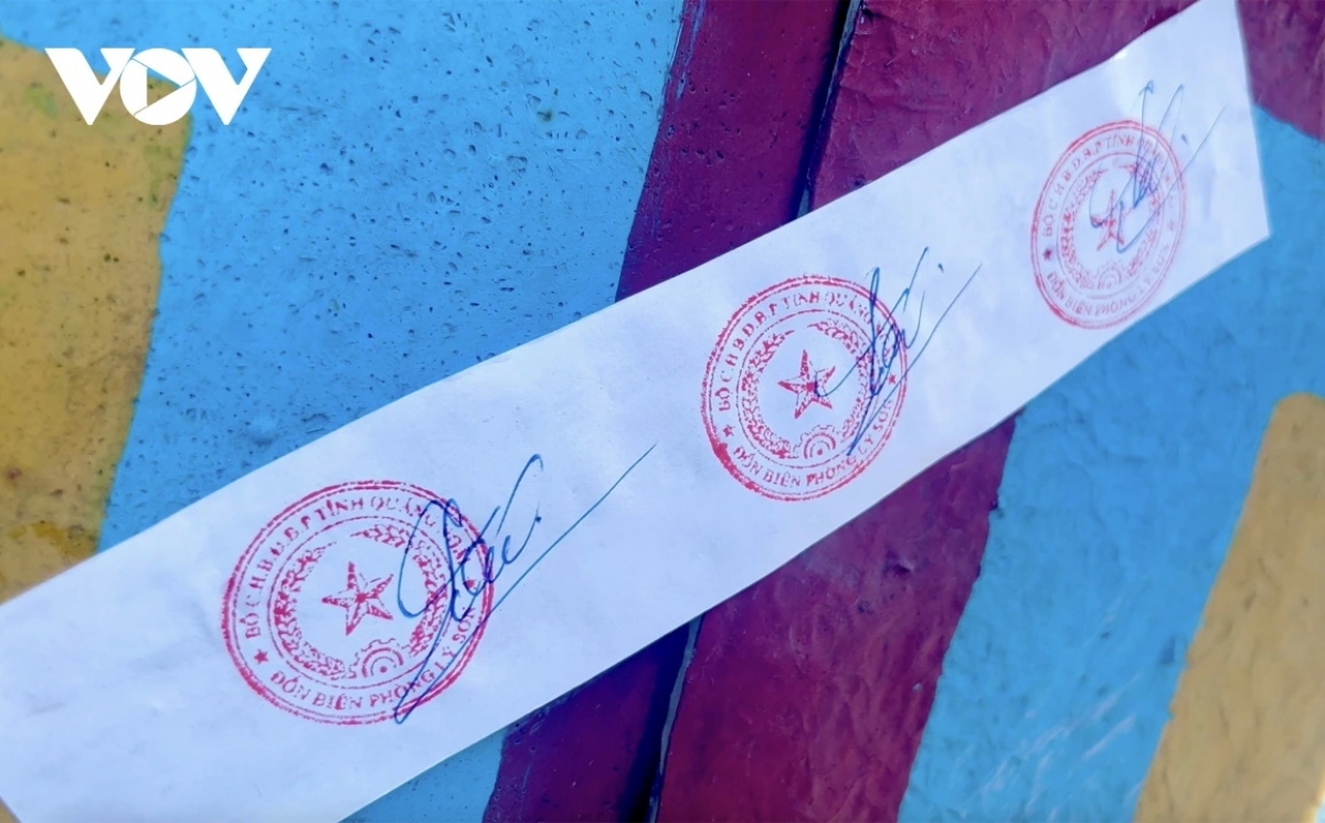 Niêm phong tàu cá không đủ điều kiện hoạt động ở Lý Sơn.