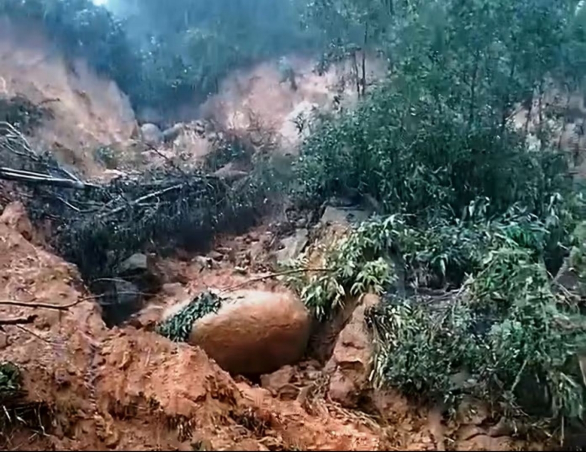 Nước từ đồi cao tràn xuống mang theo đất đá vùi lấp đường.